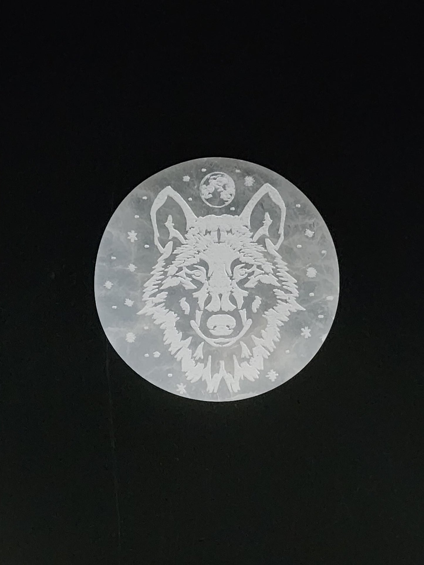 Satin Spar Selenite - Round cleansing plate - Wolf