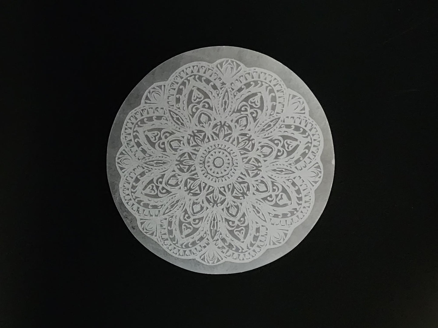 Satin Spar Selenite - Round cleansing plate - Flower