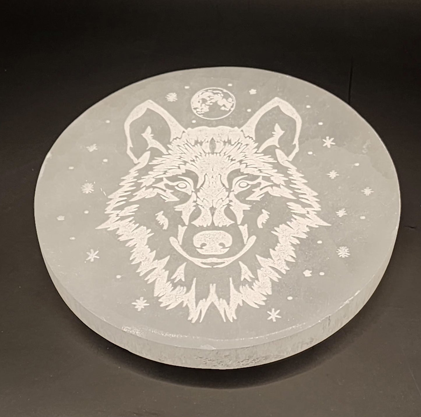 Satin Spar Selenite - Round cleansing plate - Wolf